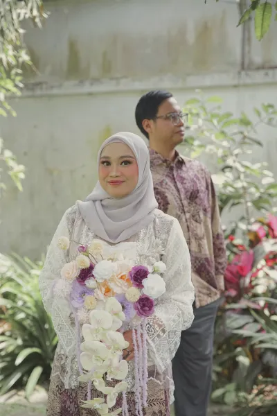 Potret dekat Aliva dengan buketnya, Andrika berdiri di belakangnya.